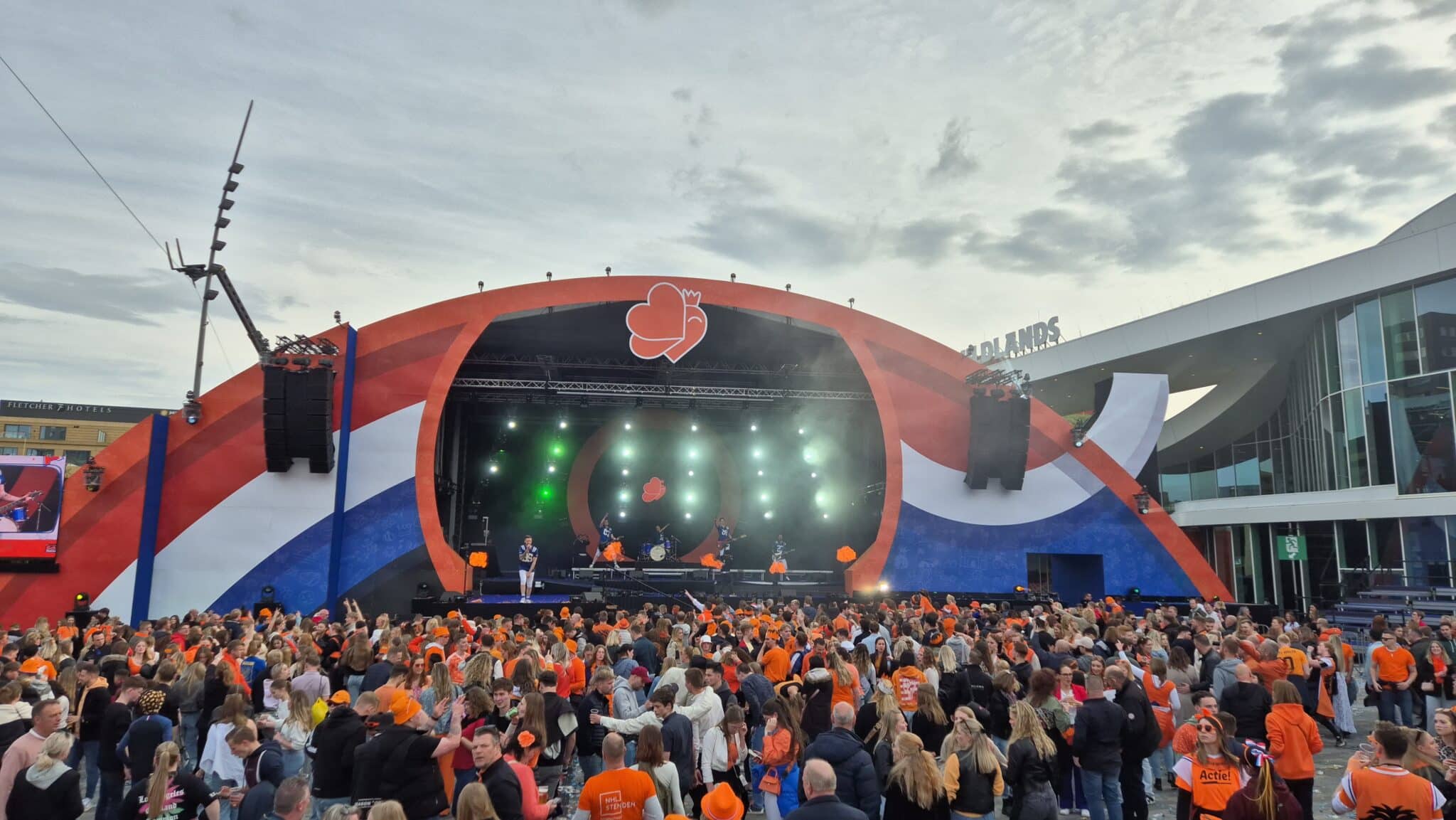 Coverband THE ROUSERS speelde een Koninklijk weekend! - THE ROUSERS boeken bij ONLY BANDS