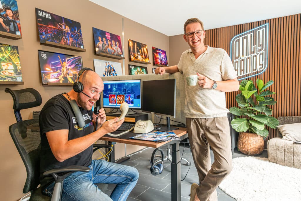 Een dag meelopen bij ONLY BANDS (uit brochure Tentfeesten.nl). De beste coverbands van Nederland boeken voor tentfeesten, festivals en bedrijfsfeesten.