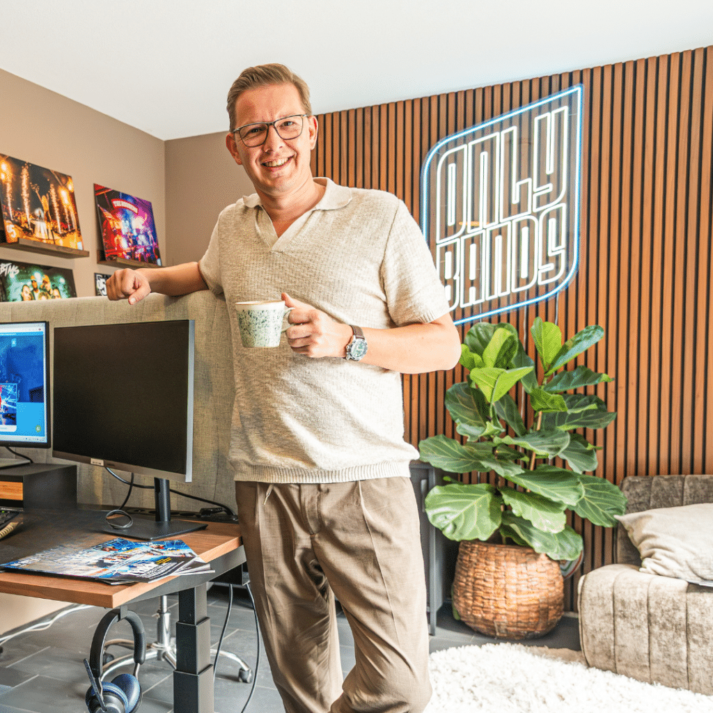 Rick van der Graaf - ONLY BANDS - De beste coverbands voor tentfeesten, festivals of bedrijfsfeesten - kantoor