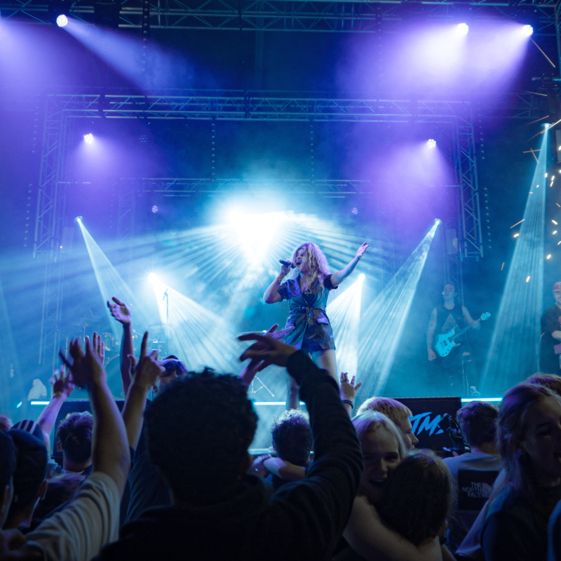 De Beste Coverbands boeken voor jouw feesttent | ONLY BANDS